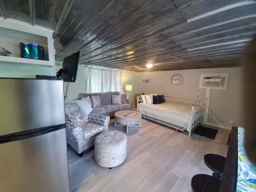 #2 PET FRIENDLY! PONTOON/KAYAKS AVAILABLE! STUDIO CONDO CLOSE TO TOWN & MARINA!