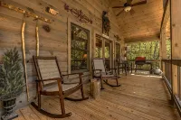 Rustic Log Cabin Retreat, Hot Tub + Firepit