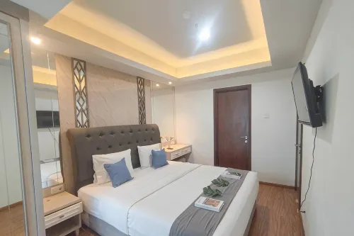1BR near Mall at Grand Sungkono Lagoon Apartment By Travelio - Apartments