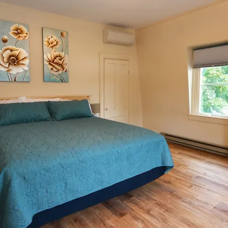Renovated downtown Bar Harbor apartment, park and walk to shops and restaurants.