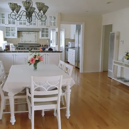 Lovely cottage 2 miles from the beach in quiet neighborhood
