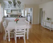 Lovely cottage 2 miles from the beach in quiet neighborhood