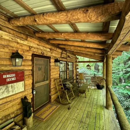 Tripps Cabin- Quaint cabin a mile from downtown Highlands!