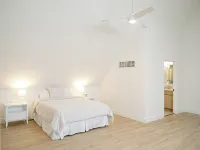Luxury Waterfront Home in Suttons Bay - واي فاي