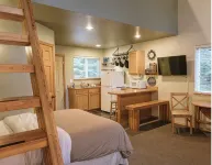 Private Cabin with Open Loft - Sleeps 3-6 - Chalets