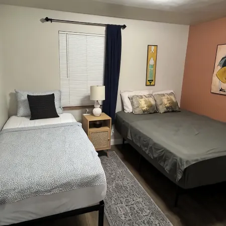 Remodeled 2-bedroom apartment in Clifton WiFi, AC near UC and Hospitals