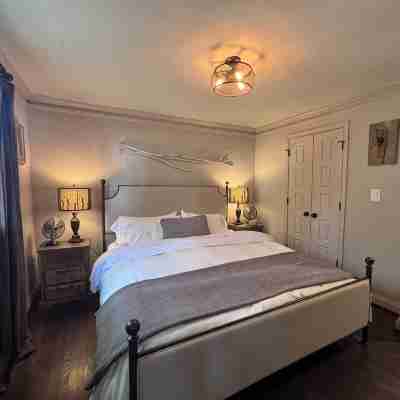 Special! Canton Street Noble Cottage steps to restaurants, gallery, live music Rooms