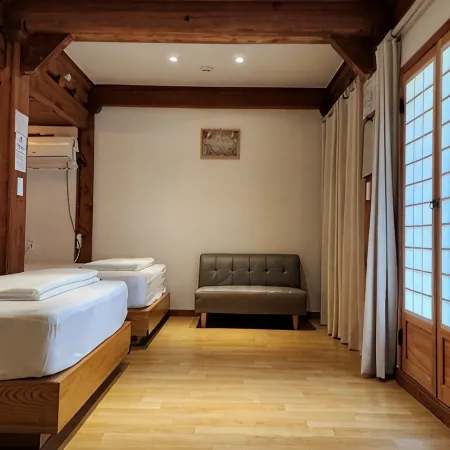 Jeonju Pungnamheon Hanok Stay Отели рядом с достопримечательностью «Музей королевских портретов»