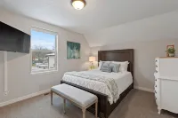 Charming Sanders Beach House — short walk to downtown and beach! - 4-Star