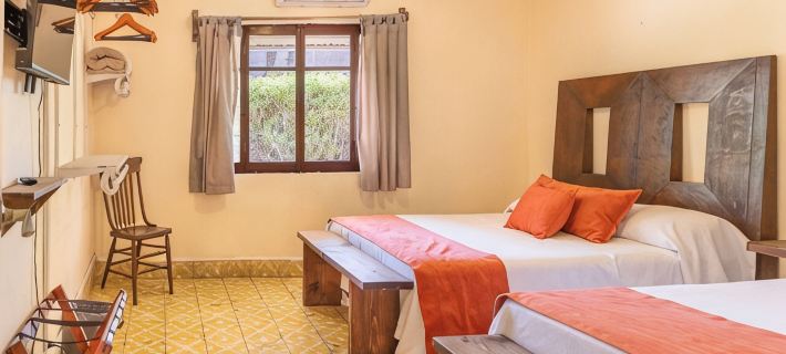 Casa Loreta (Sleeps 12, close sea, private pool) Hotels in Loreto