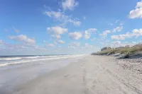 WOW 4 blocks to beach w/ Unique POOL! 3min walk to local coffee/shops/playground - Jacuzzi