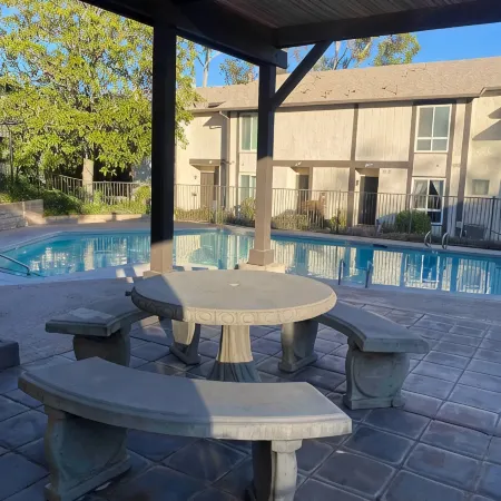Cozy 2-bedroom condo in peaceful Riverside - Entire Place