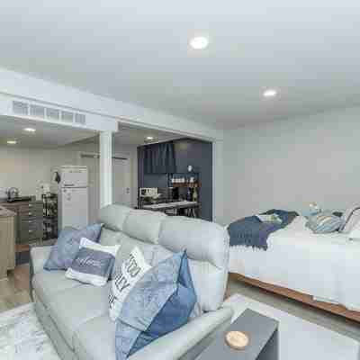 Warm Nest Inn - Newly remodeled spacious studio - across street from St Mary's Rooms