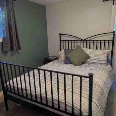 Come On Inn-recently renovated basement suite. Rooms