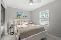 2 bedroom, walk to beach-bikes-kayaks-grill-picnic-hot outdoor shower-beach gear - 4-Star