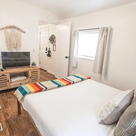 Cozy Guesthouse Close to Parks, 20 min to U of O , 8 min to Airport