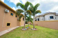 Spacious 2-bedroom apartment in Mandeville with hot tub ,WiFi and private garage - 3-Star