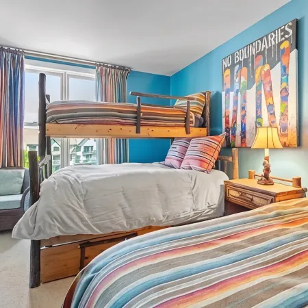 Beautifully renovated 2 bedroom condo in Stratton VT - walk to Village/Lifts!