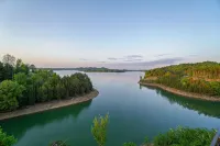 Lakefront home with retro accents, private pool, and private dock. - Alppimaja