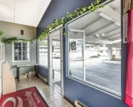 Econo Lodge Inn & Suites