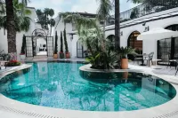 Elegance East Hotel - Kolam Infiniti