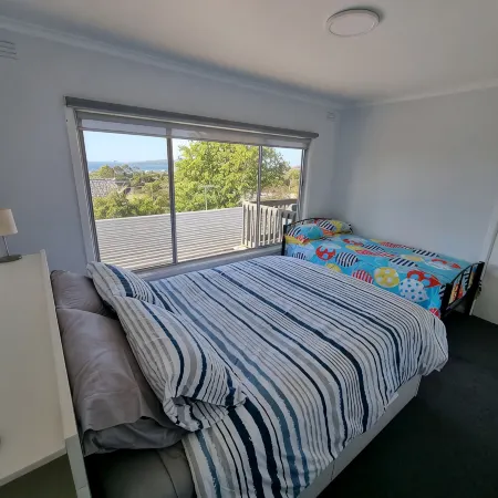 Dromana getaway with a view, air con and wi-fi.