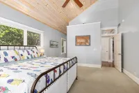 Private Beautiful Surrounding Hot Tub Mins to Saug - Villas