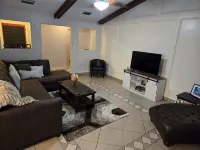 Charming 3-bedroom house in lovely McAllen with AC, WiFi, Swimming pool. - บังกะโล