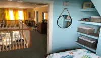 2 Family House Steps from Beach; 2 Master Bedrooms; Beach and Bike Equipment too - 무료 와이파이