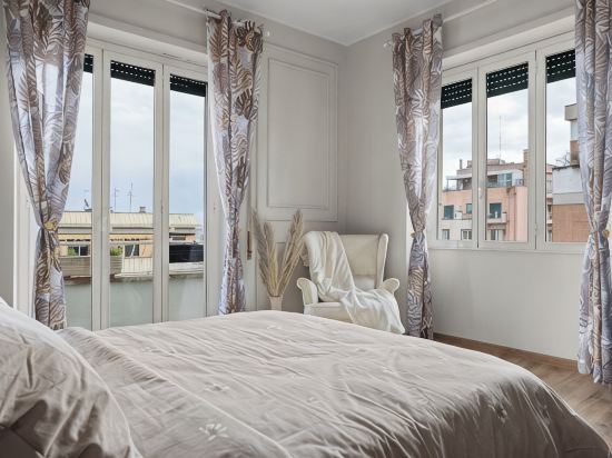 Maison G: Design Apartment with Balcony
