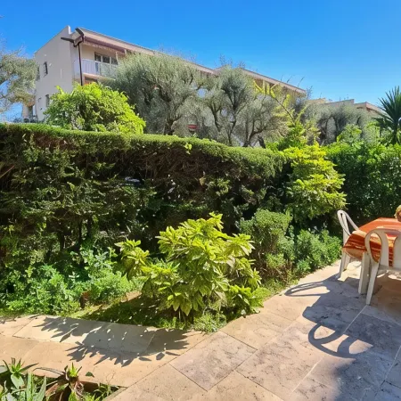 Casalionelantibes : Large Apartment with AC, King-Size Bed, Garden and Parking