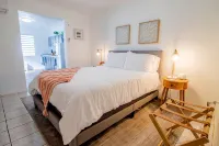 Quiet cozy 1 bedroom 1 bathroom just 2 blocks from beautiful beaches!