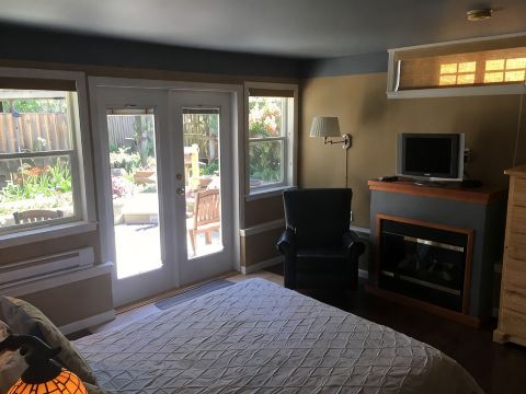 MeadowBrook Suite Deluxe 2 BDRM w/ Yard and Hot Tub