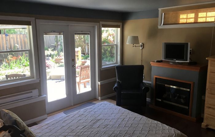 MeadowBrook Suite Deluxe 2 BDRM w/ Yard and Hot Tub