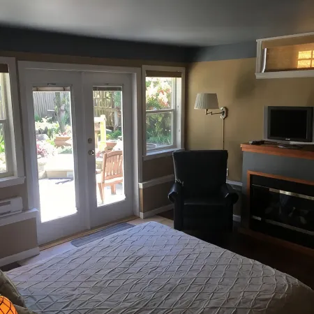 MeadowBrook Suite Deluxe 2 BDRM w/ Yard and Hot Tub Отели в г. Сквомиш