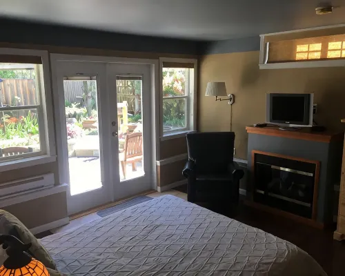 MeadowBrook Suite Deluxe 2 BDRM w/ Yard and Hot Tub Hotels in Squamish