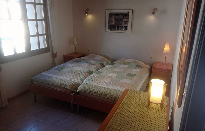 On vacation with the dog? House with enclosed garden in the center of Roquebrun.