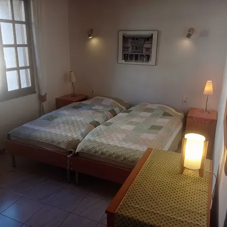 On vacation with the dog? House with enclosed garden in the center of Roquebrun.