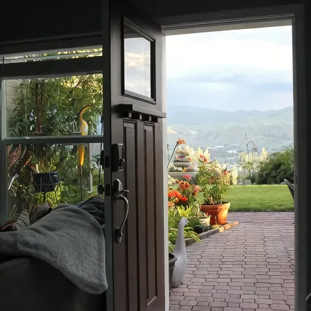 Spectacular skyline, river views from lovely yard. Bright and beautiful space.