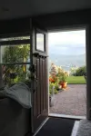 Spectacular skyline, river views from lovely yard. Bright and beautiful space. - 3つ星