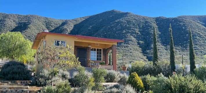 3 comfortable individuals cabins in a property with stunning views of the valley Hotels in Ensenada