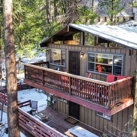 Romantic, Pet-Friendly Cabin. 5-min walk to Lake. 2 BBQ + 2 Decks + Fire Pit/EV