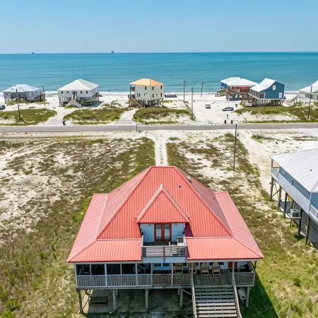 Pool! DOCK! Two Master Bedrooms. Private & public beach access. Sleeps 12