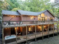 7BR Designer Home w/ Hot Tub, Game Room - Swimmingpools