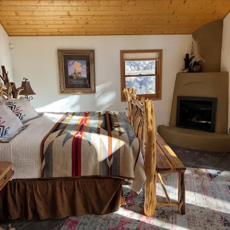 Walk to ski & trails! Luxury lodge, sleeps 17, hot tub, fire pit & fenced yard.