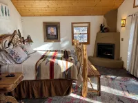 Walk to ski & trails! Luxury lodge, sleeps 17, hot tub, fire pit & fenced yard. - バルコニー