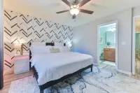 Entire Home-Beautiful 4BR, 3.5BA Retreat in Ankeny, Iowa 2 King Beds, Fenced, AC - 발코니