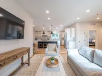 Stunning Penthouse 3Bed-3Bath Private Elevator, Just Steps to PA, Dining & Shops Hotels in Andover