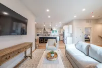 Stunning Penthouse 3Bed-3Bath Private Elevator, Just Steps to PA, Dining & Shops - Wifi