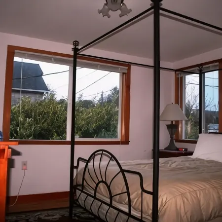 Eden's Garden Cottage, at the Oregon Islands Wildlife Refuge: Internet, piano